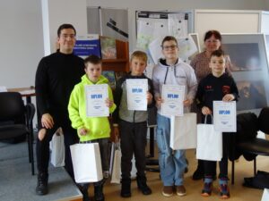 Ocenení účastníci súťaže Nedokončený príbeh spolu so spisovateľom Júiusom Belanom a knihovníčkou Alenou Javorkovou