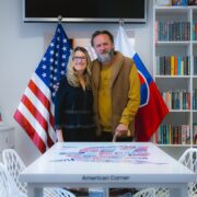 Chargé d’Affaires Heather Rogers navštívila Oravskú knižnicu